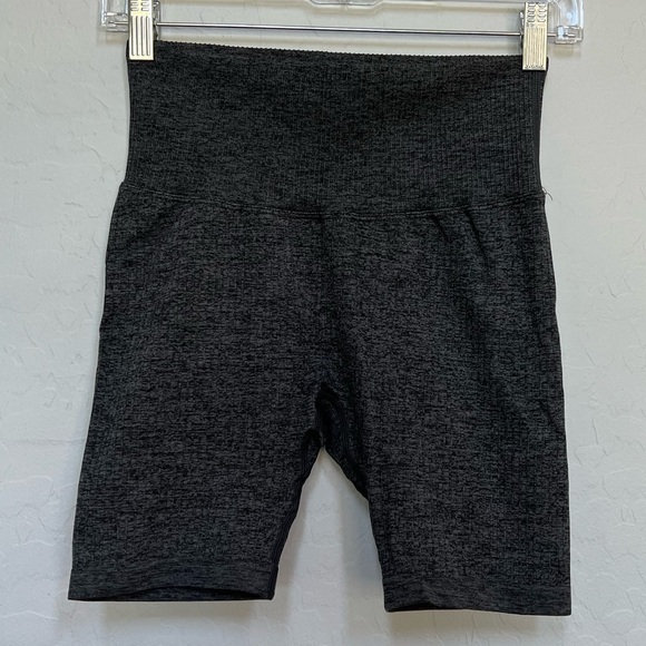 Halara Seamless Flow High Rise Plain 5.5'' Biker Short size Xsmall - Picture 3 of 5